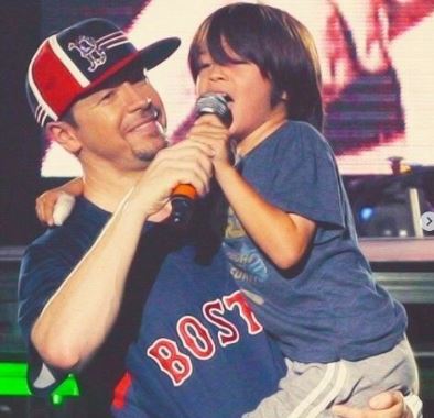 Elijah Hendrix Wahlberg in one of the tours with his father Donnie Wahlberg
